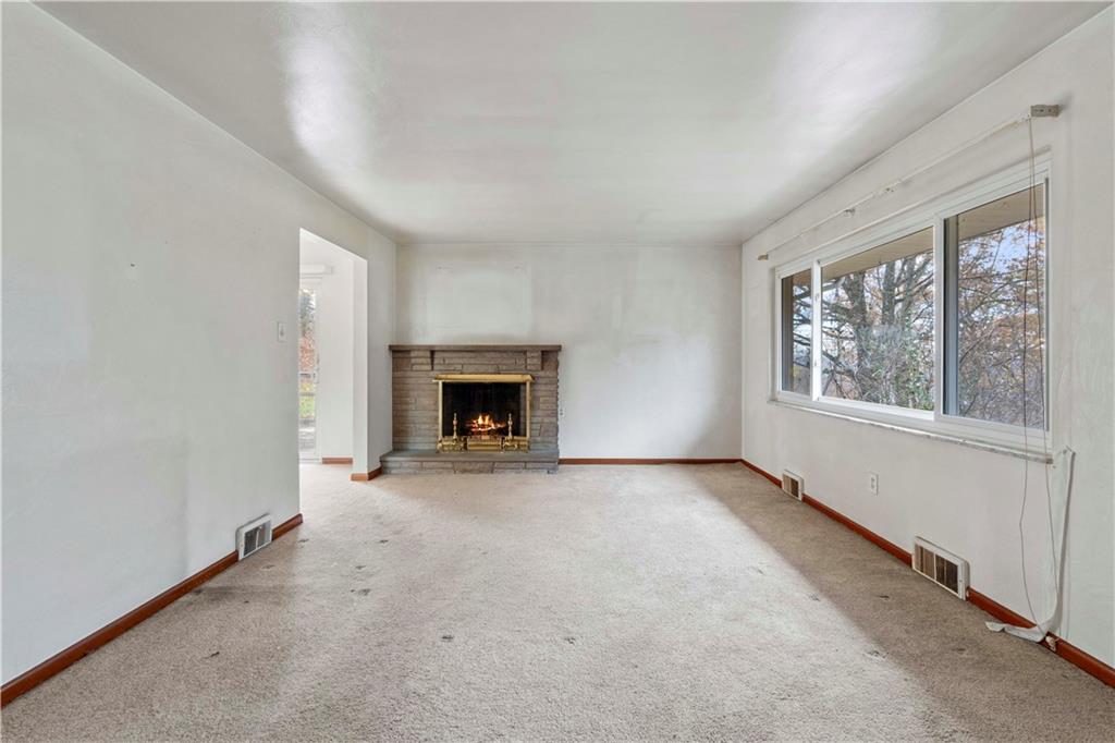 461 Eicher Road Pittsburgh, PA 15237 - Photo 8 of 28 an empty room with windows