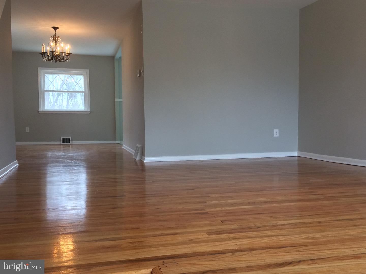11819 Millbrook Road Philadelphia, PA 19154 - Photo 3 of 25 Living Room