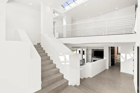 a view of entryway and kitchen