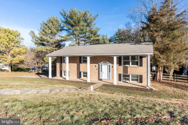 a house view with a outdoor space