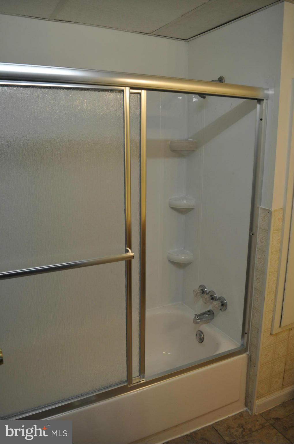 7234 Tommytown Road Sharpsburg, MD 21782 - Photo 13 of 31 1st floor Full Bath pic from previous listing