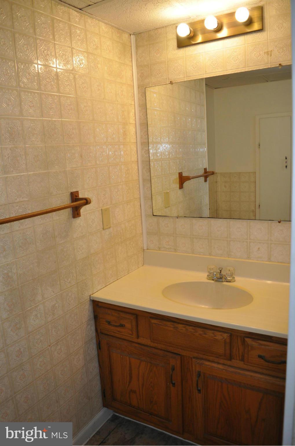 7234 Tommytown Road Sharpsburg, MD 21782 - Photo 14 of 31 1st Floor Full Bath pic from previous listing