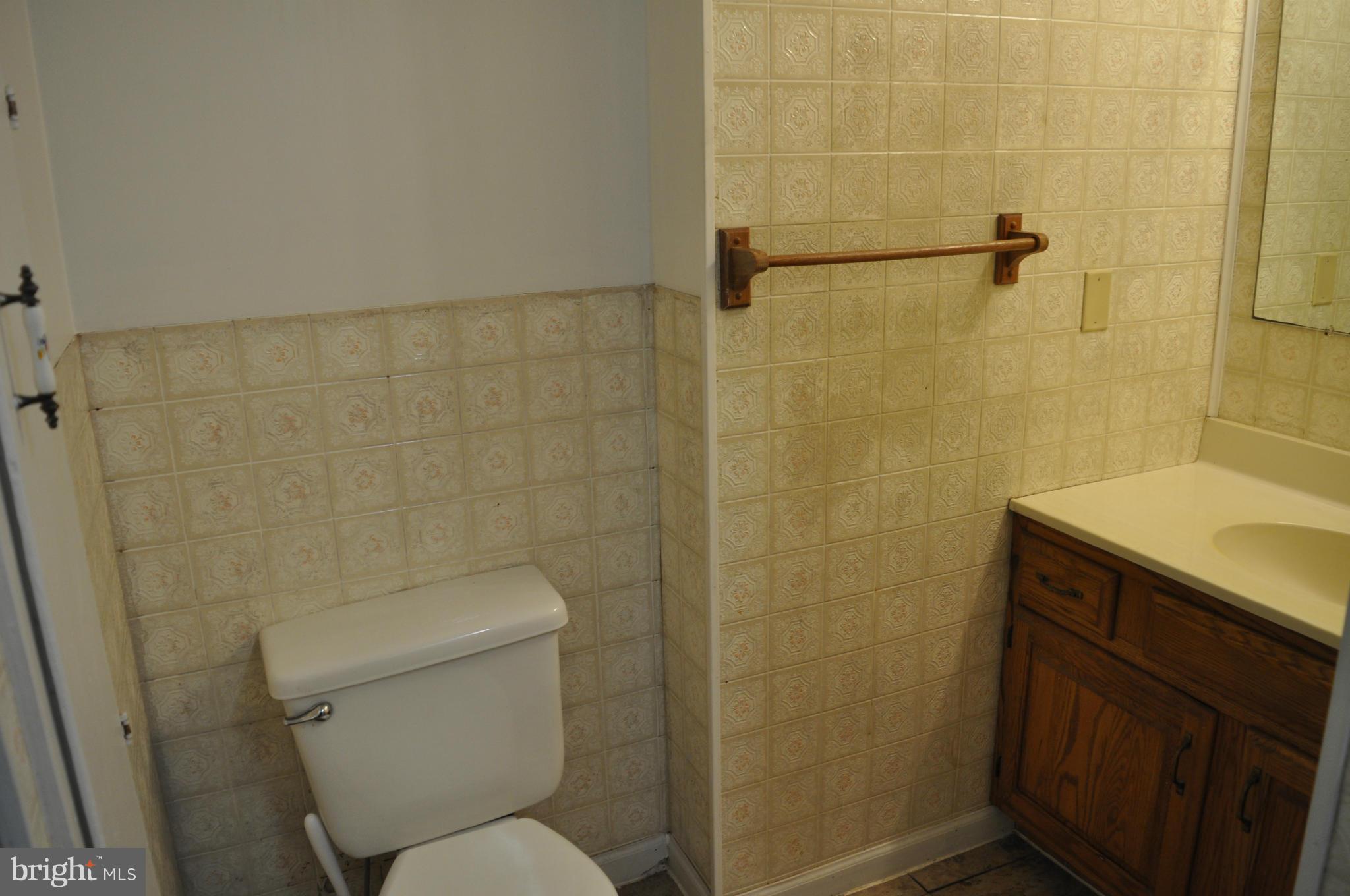 7234 Tommytown Road Sharpsburg, MD 21782 - Photo 15 of 31 1st floor Full Bath pic from previous listing