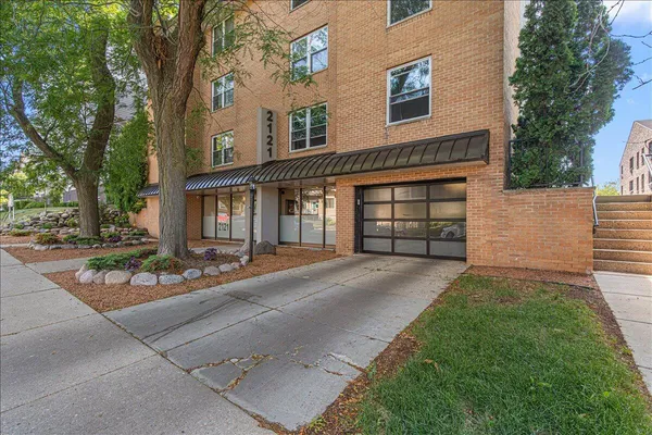 $189,900 | 2121 North Cambridge Avenue, Unit 302, Milwaukee, WI 53202