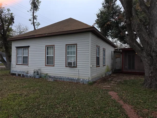 a view of a house with a yard
