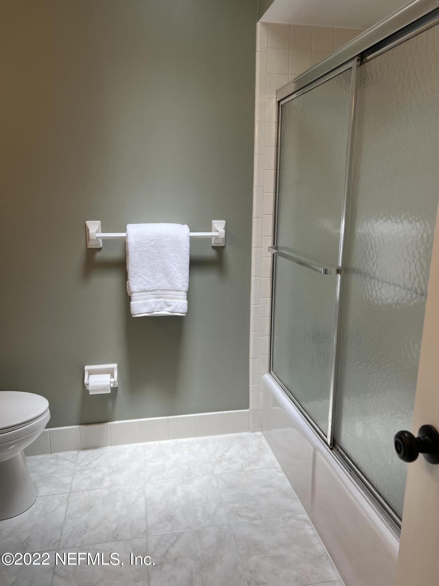 1043 Martinique Road Jacksonville, FL 32216 - Photo 14 of 24 Hall bath