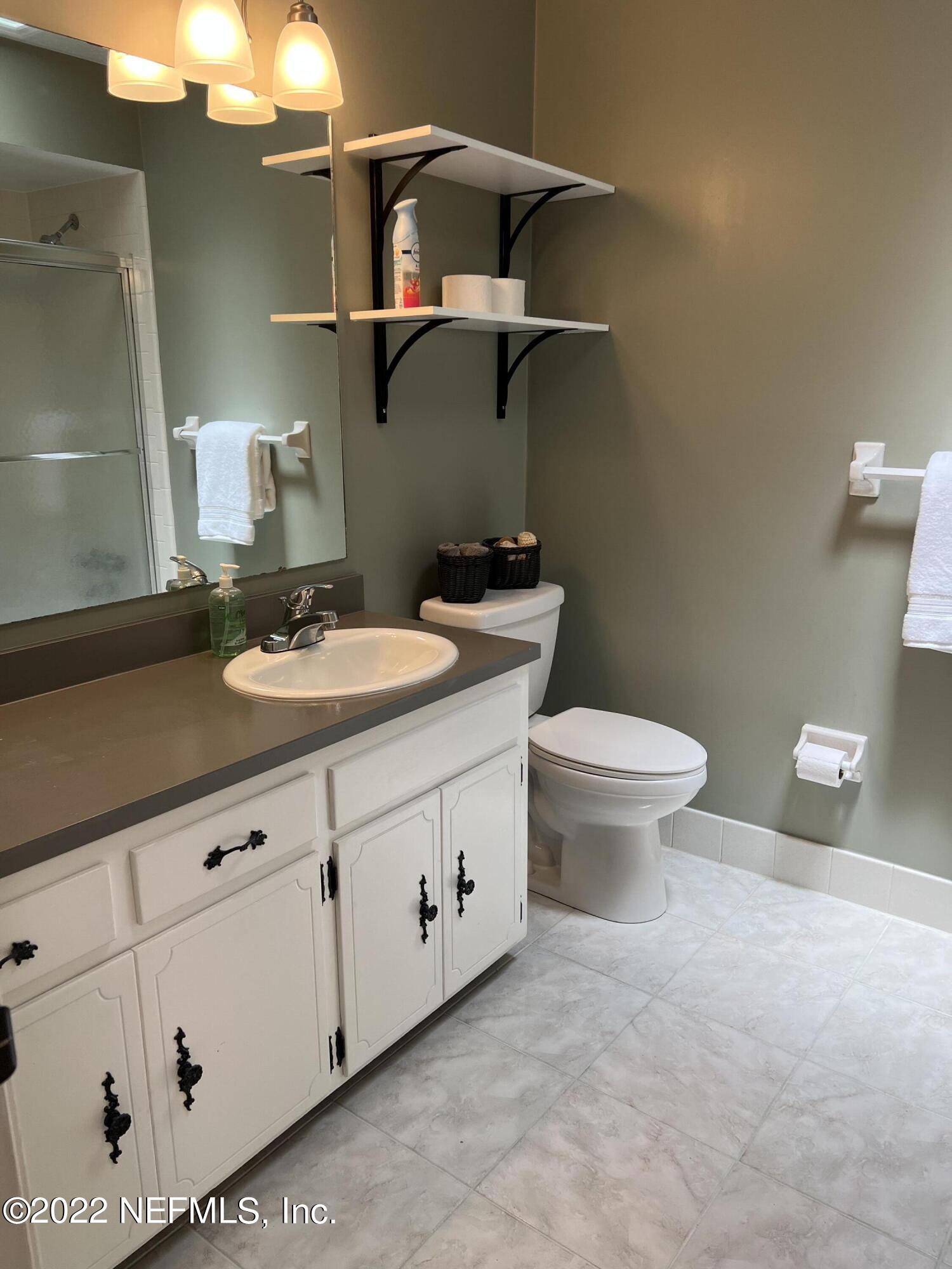 1043 Martinique Road Jacksonville, FL 32216 - Photo 15 of 24 Hall bath