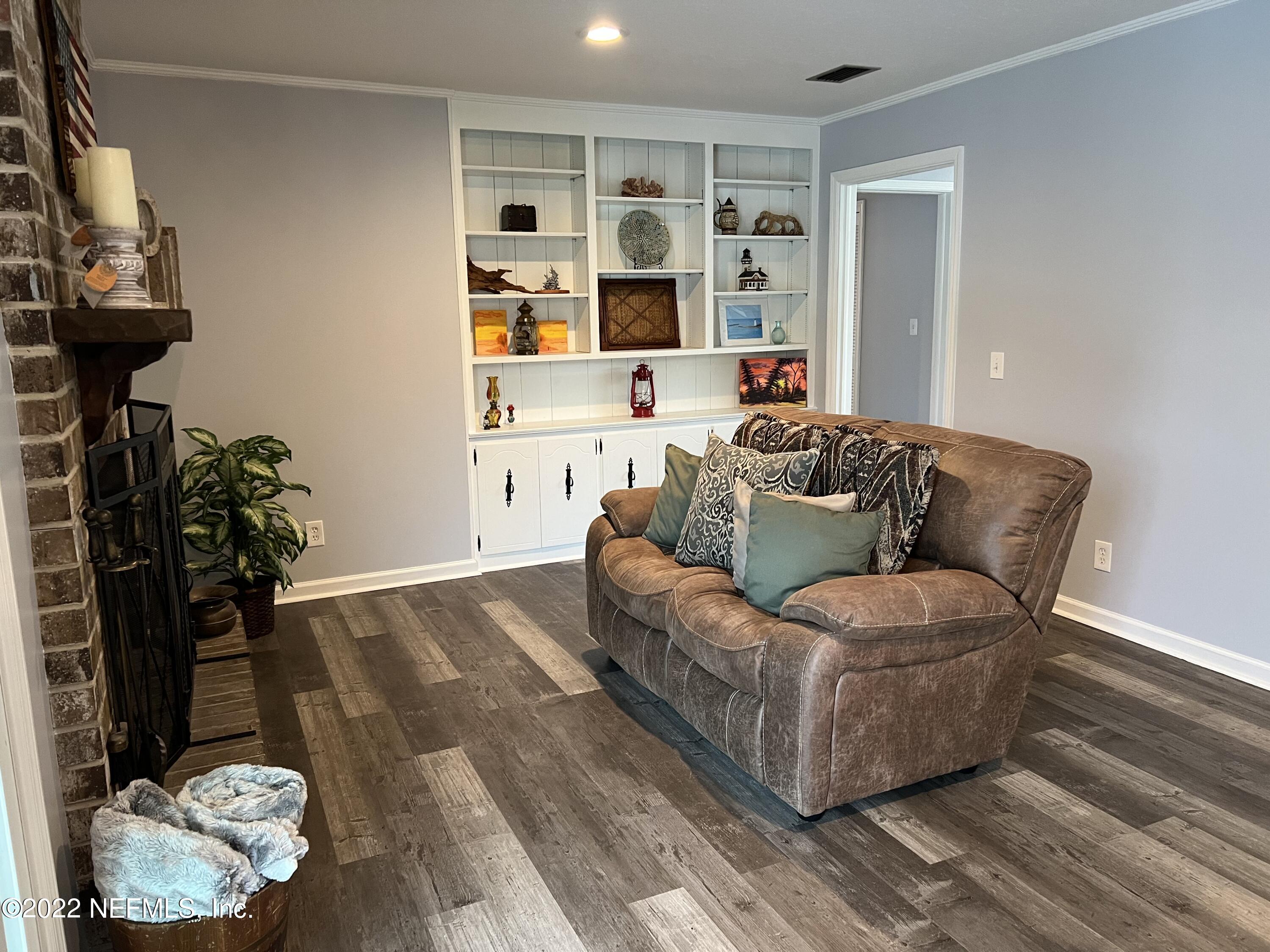 1043 Martinique Road Jacksonville, FL 32216 - Photo 6 of 24 family room w/brick fireplace