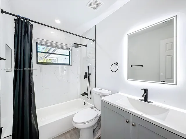 a view of a house with backyard