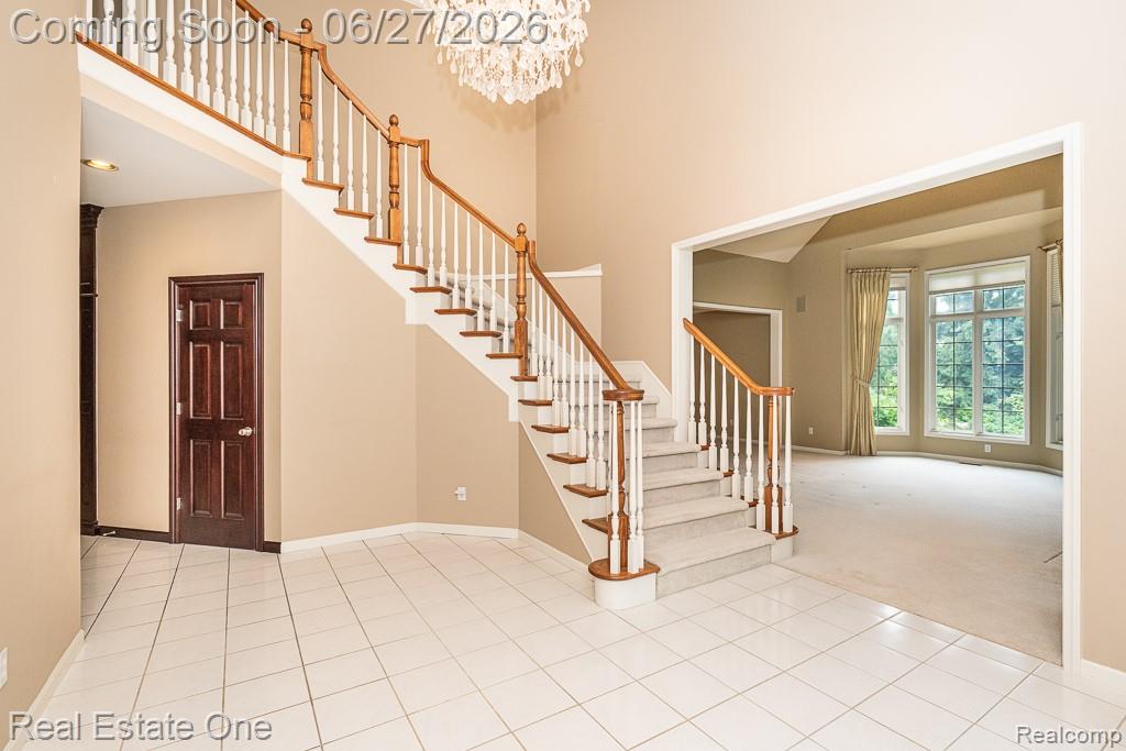 3347 St George Court Rochester, MI 48306 - Photo 5 of 51 2-story entry with view to living room