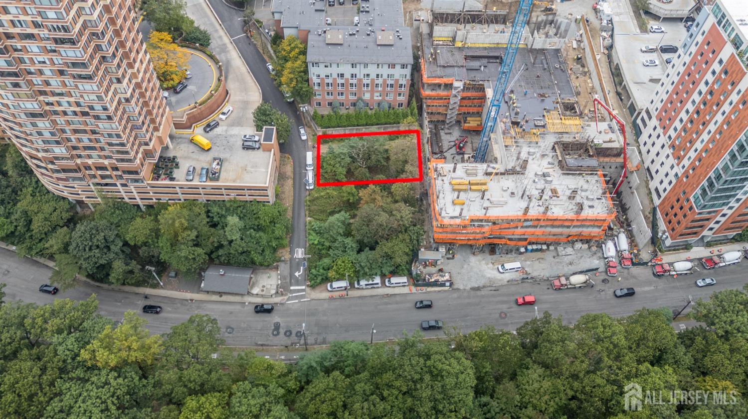 107 Old Palisade Road Fort Lee, NJ 07024 - Photo 3 of 11 an outdoor space with lots of trees in the background