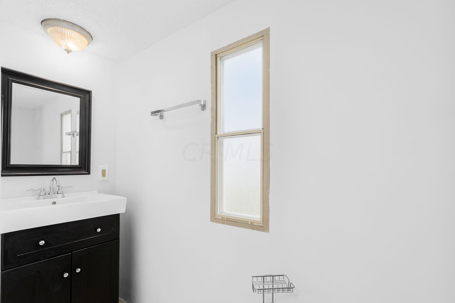 465 Chambersburg Road Columbus, OH 43207 - Photo 16 of 21 Half bath off of owners suite