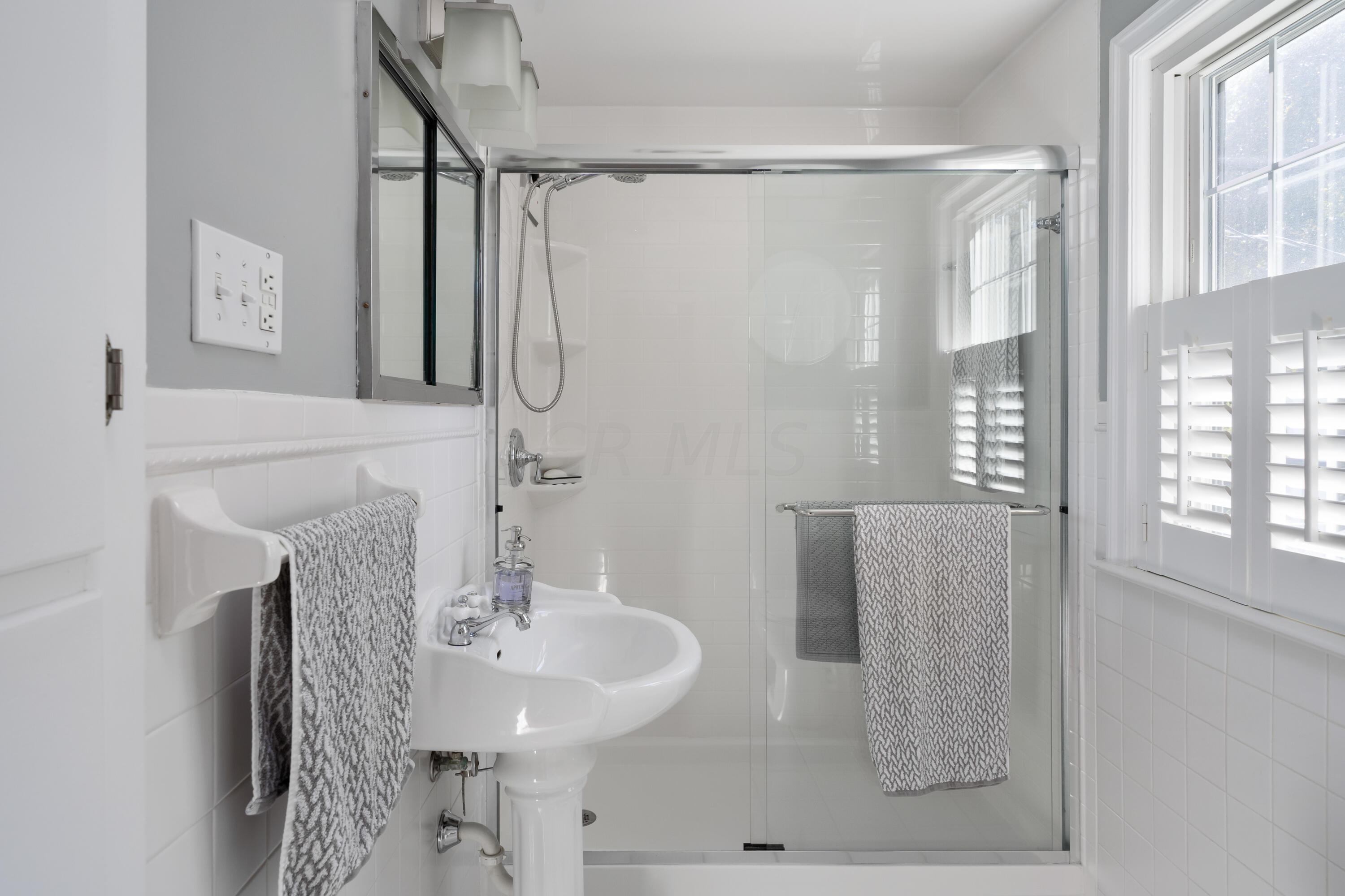 143 West Beaumont Road Columbus, OH 43214 - Photo 20 of 36 Remodeled Full Bathroom (2018)