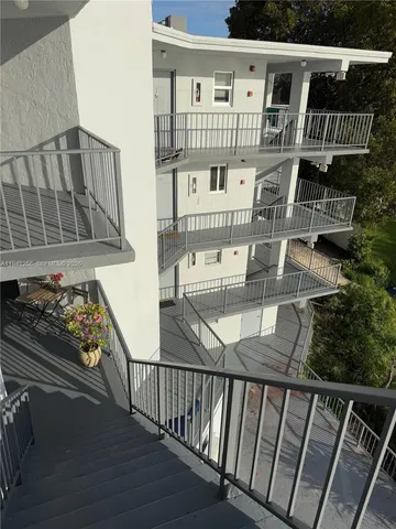 $2,000 | 7105 West 13th Avenue, Unit 402, Hialeah, FL 33014