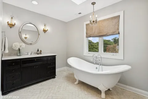$1,790,000 | 685 Pine Court, Lake Bluff, IL 60044