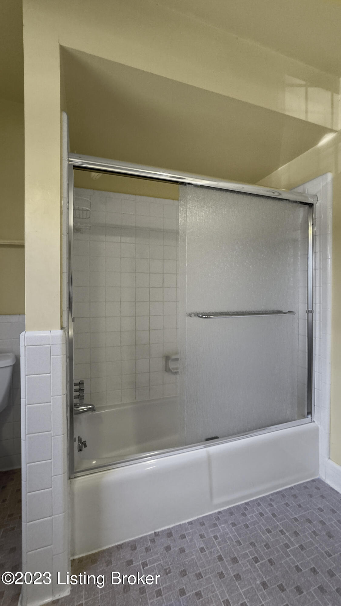 3121 Runnymede Road Louisville, KY 40222 - Photo 46 of 73 Hall tub/shower
