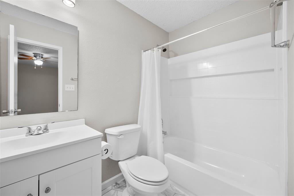 6219 Kelly Elliott Road Arlington, TX 76001 - Photo 12 of 17 Primary bathroom