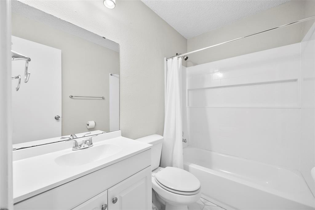 6219 Kelly Elliott Road Arlington, TX 76001 - Photo 14 of 17 Hall bathroom