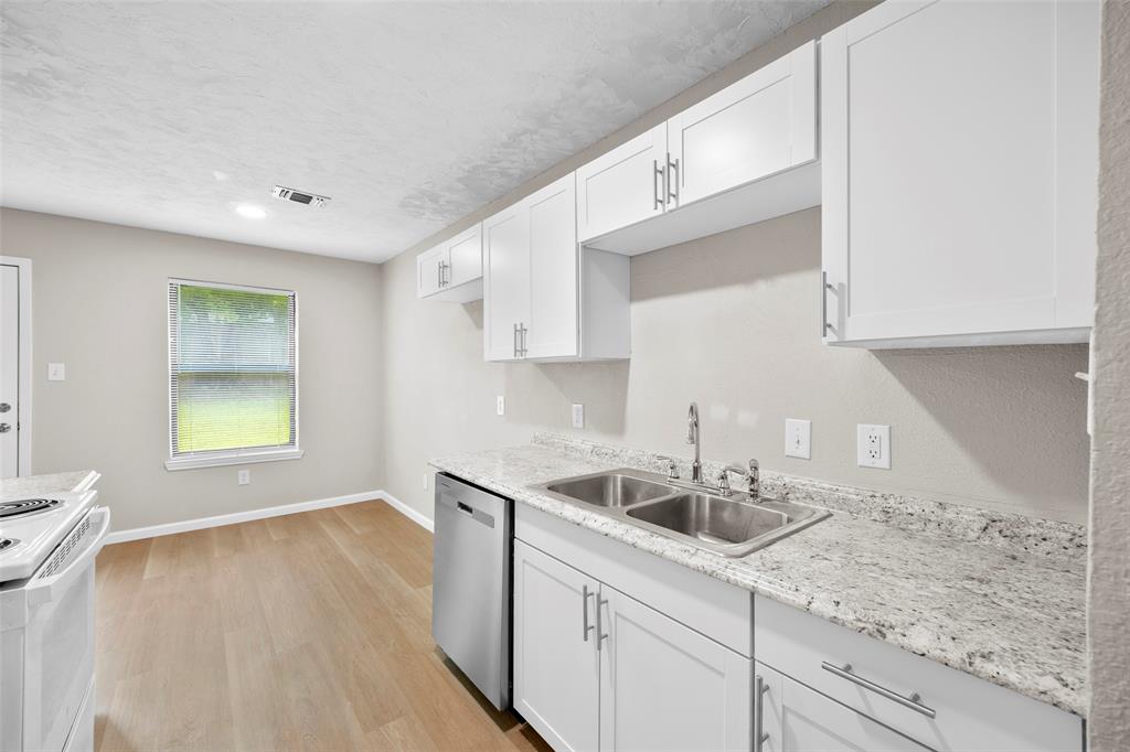 6219 Kelly Elliott Road Arlington, TX 76001 - Photo 9 of 17 Nicely updated kitchen