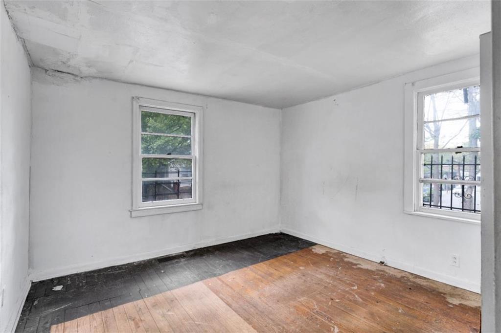 943 Washington Place Southwest Atlanta, GA 30314 - Photo 12 of 25 an empty room with windows
