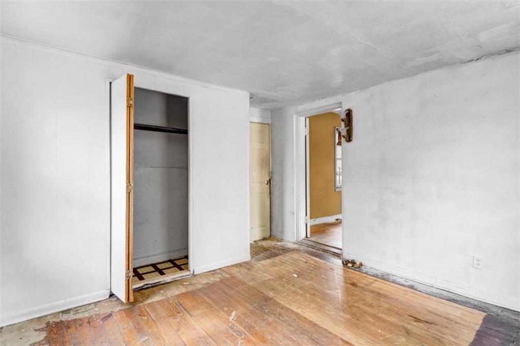 943 Washington Place Southwest Atlanta, GA 30314 - Photo 13 of 25 an empty room with closet and a window