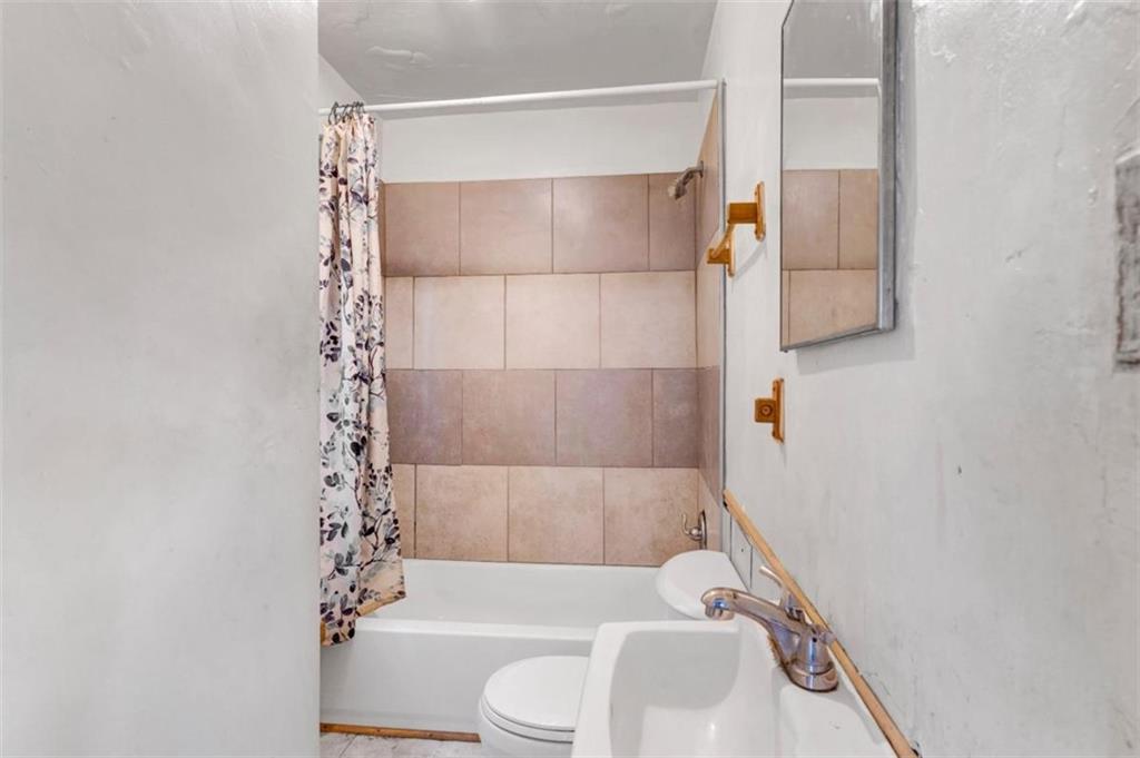 943 Washington Place Southwest Atlanta, GA 30314 - Photo 17 of 25 a bathroom with a toilet and a shower