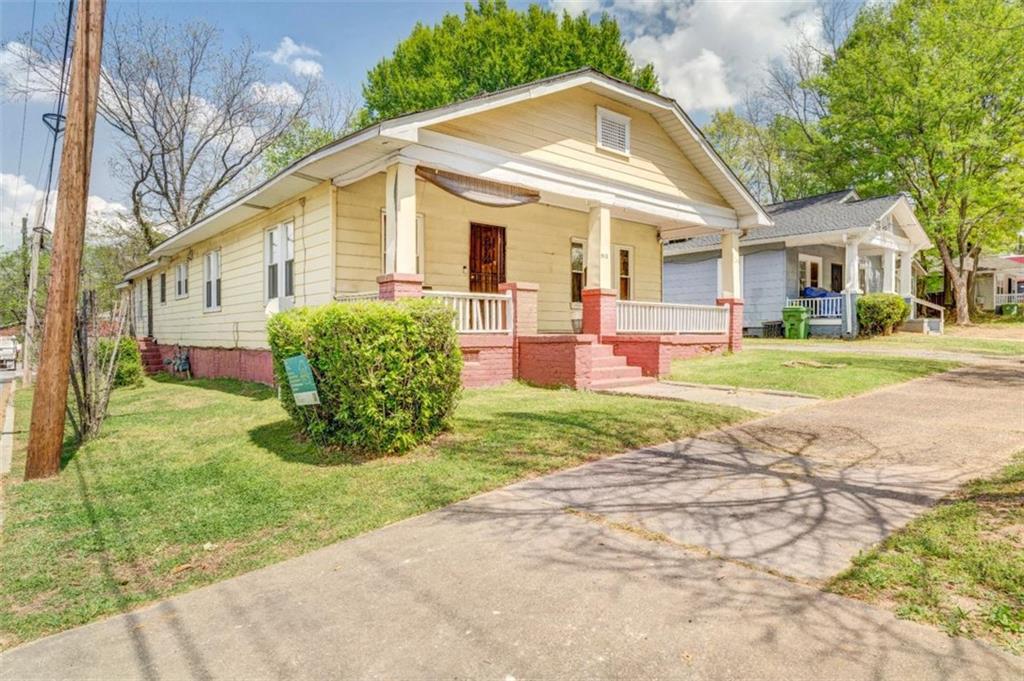 943 Washington Place Southwest Atlanta, GA 30314 - Photo 23 of 25 a front view of a house with a yard