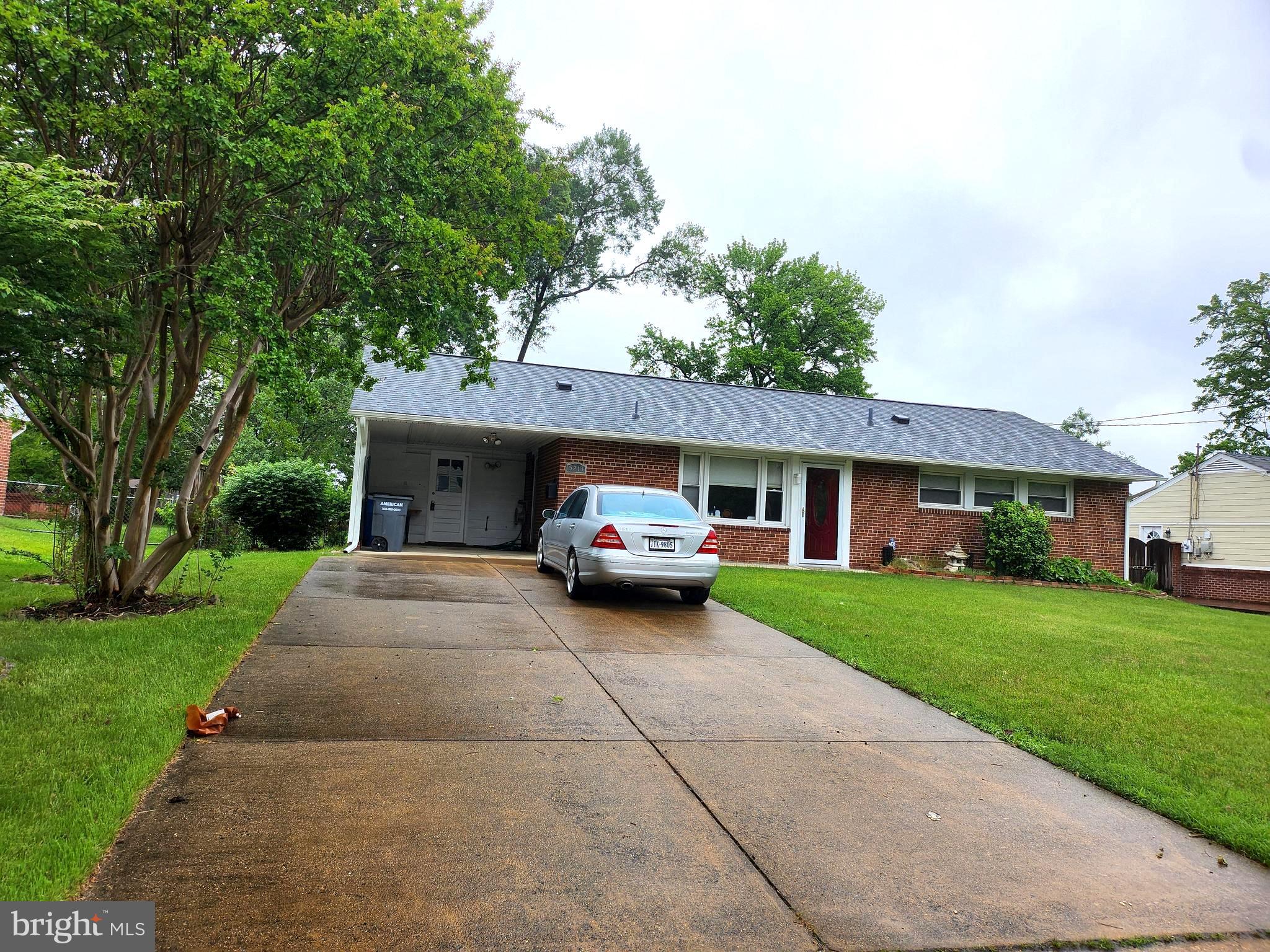 5213 Montgomery Street Springfield, VA 22151 - Photo 3 of 11 Exterior-multi-vehicle driveway
