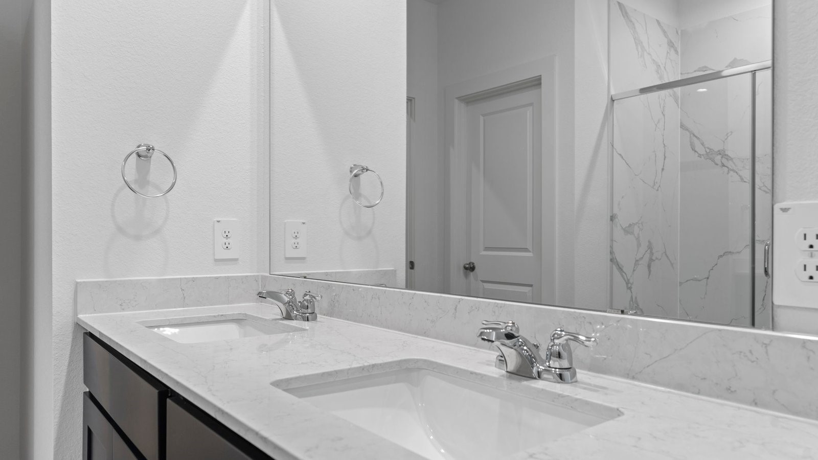 6216 Orchid Crst Lane Rosenberg, TX 77469 - Photo 21 of 48 a bathroom with a sink and a mirror