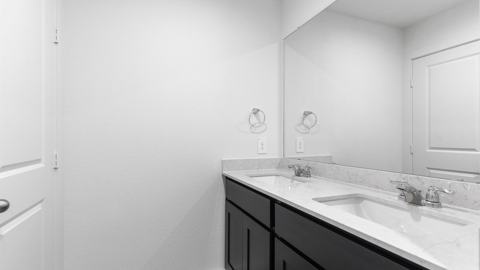 6216 Orchid Crst Lane Rosenberg, TX 77469 - Photo 31 of 48 a bathroom with a sink and a mirror