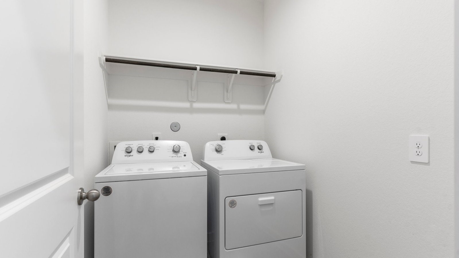 6216 Orchid Crst Lane Rosenberg, TX 77469 - Photo 6 of 48 a utility room with dryer and washer