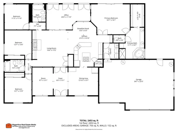 a view of a back yard of a lake