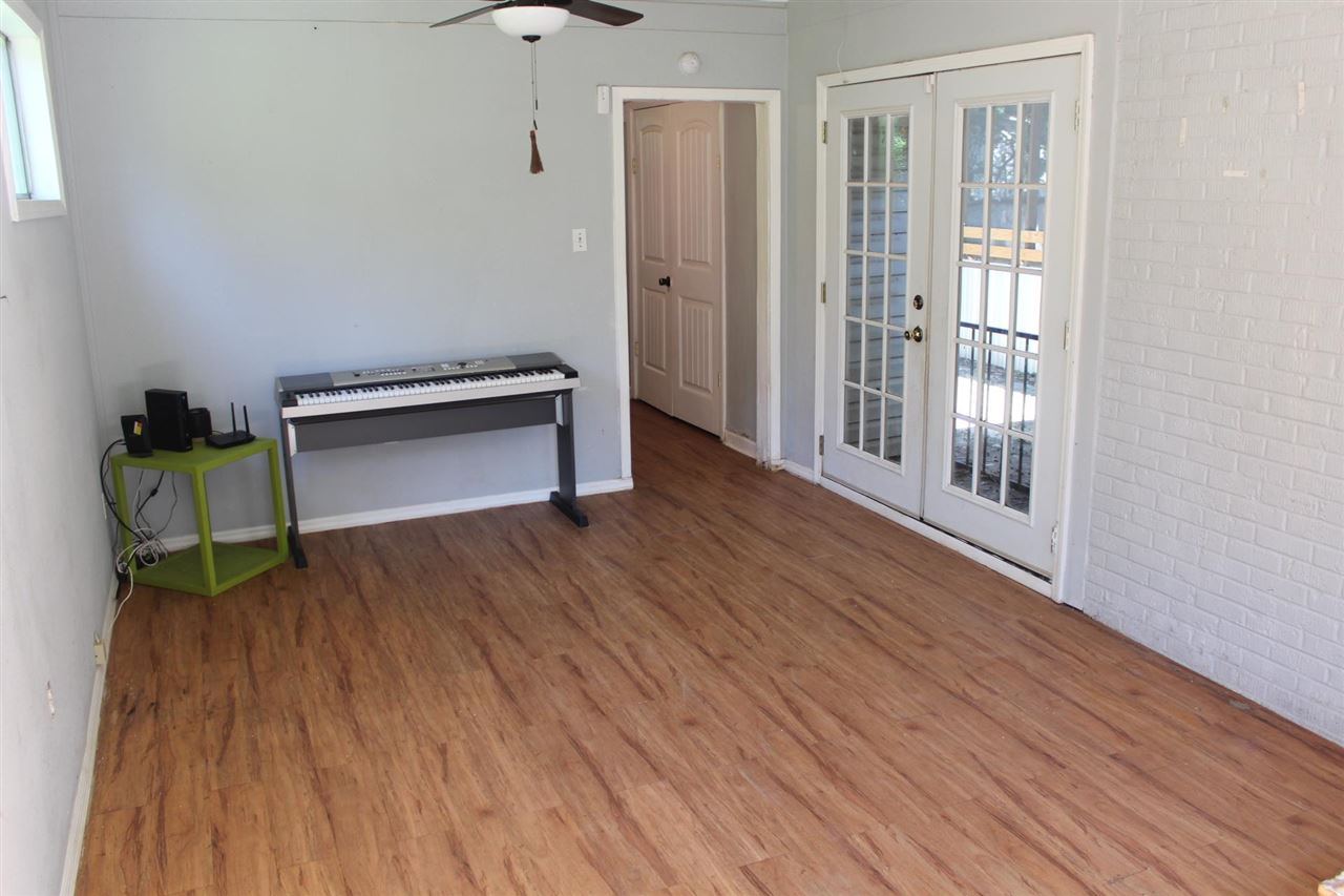 985 Little John Road Memphis, TN 38111 - Photo 12 of 24 a room with wooden floor and furniture