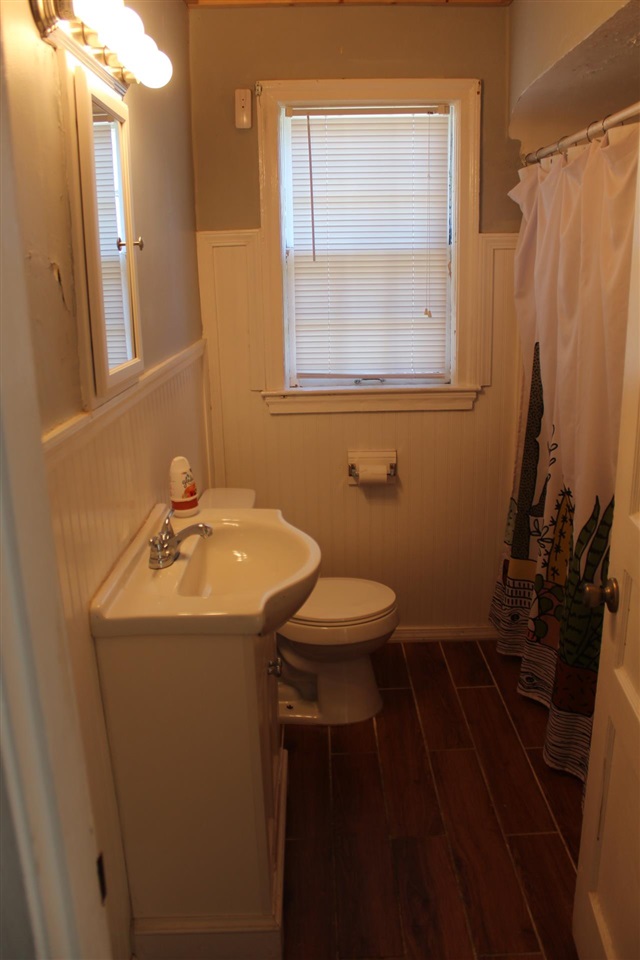 985 Little John Road Memphis, TN 38111 - Photo 18 of 24 a bathroom with a sink toilet and a mirror