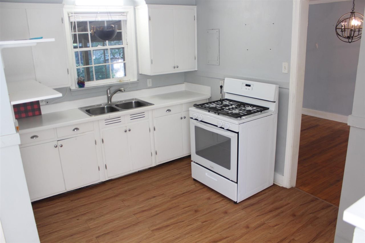 985 Little John Road Memphis, TN 38111 - Photo 5 of 24 a kitchen with cabinets appliances and a sink