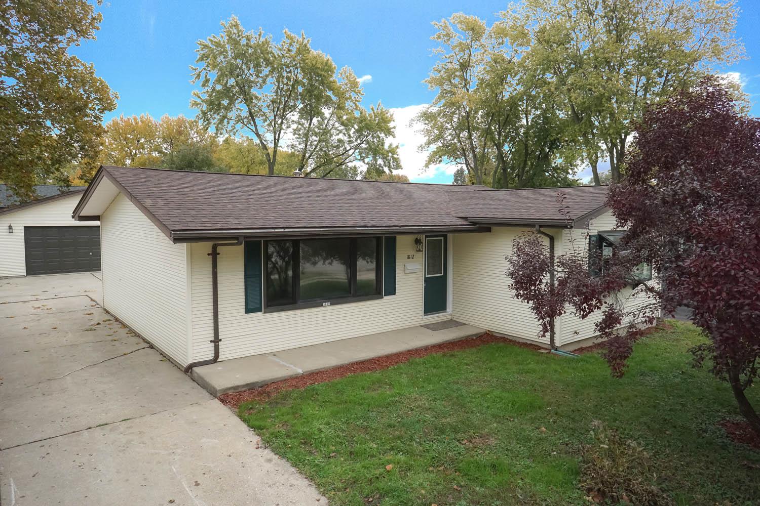 1812 Wolfe Street Springfield, IL 62702 - Photo 1 of 36