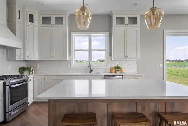 $834,900 | 6654 Meghan Avenue, Bettendorf, IA 52722