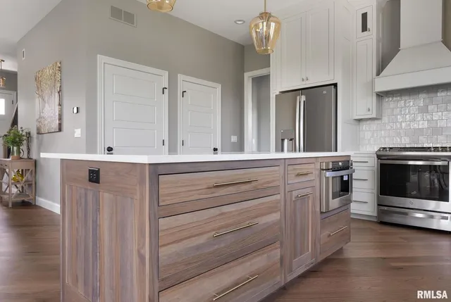 $834,900 | 6654 Meghan Avenue, Bettendorf, IA 52722