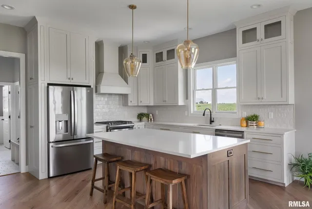 $834,900 | 6654 Meghan Avenue, Bettendorf, IA 52722