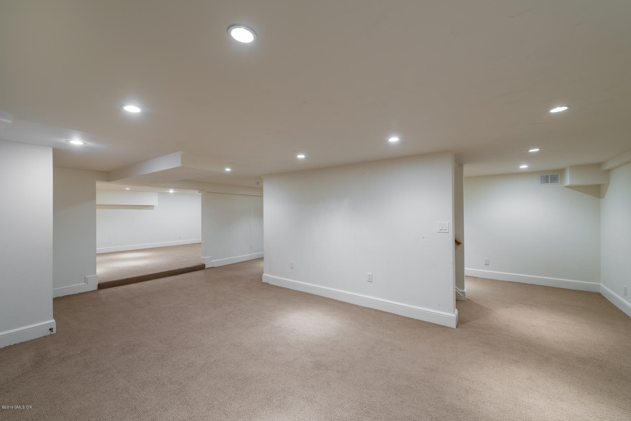 19 Stoney Ridge Lane Riverside, CT 06878 - Photo 21 of 22 an empty room with a projector and furniture