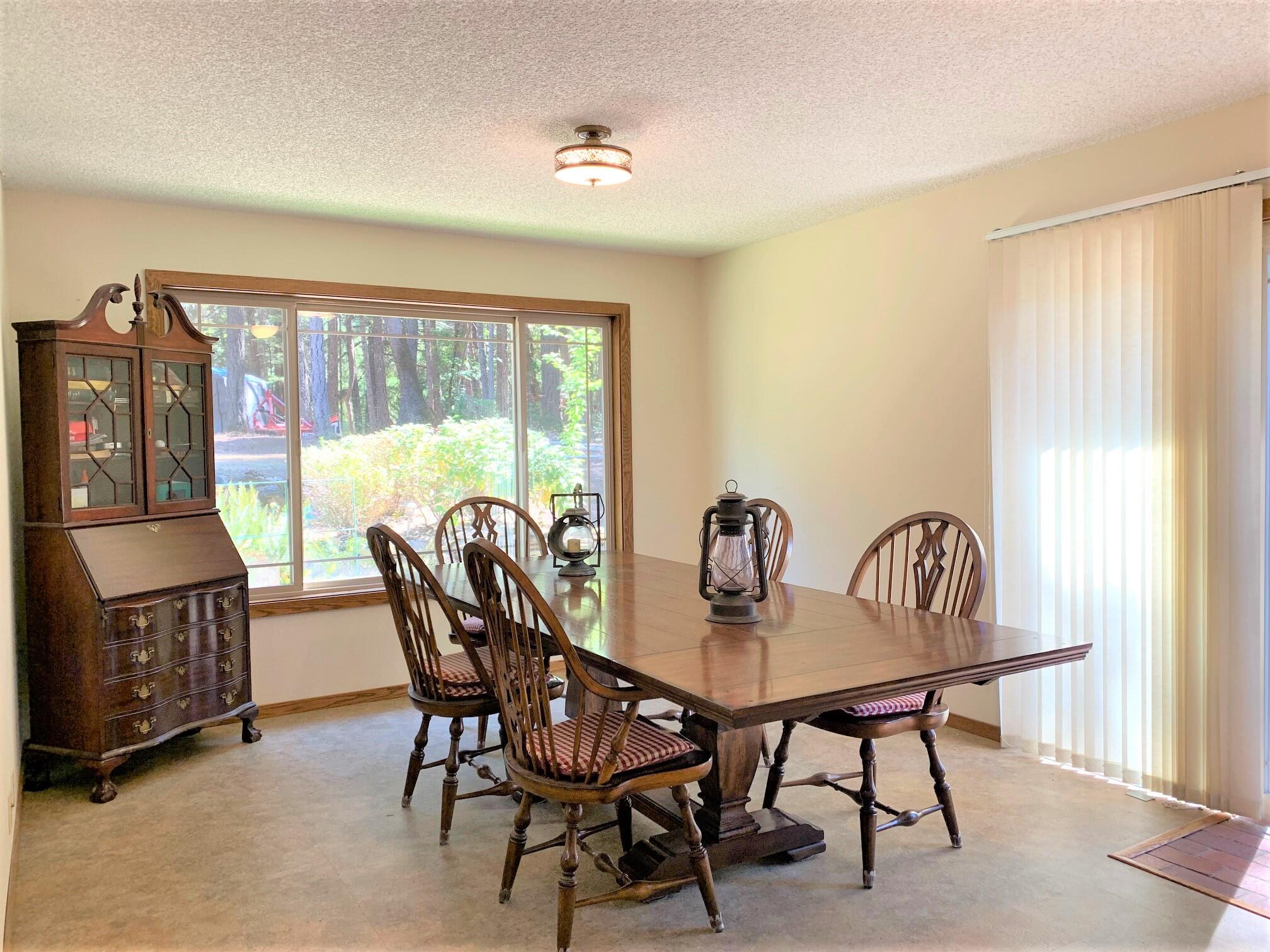 2793 Pleasant Creek Road Rogue River, OR 97537 - Photo 6 of 39 Large dining room