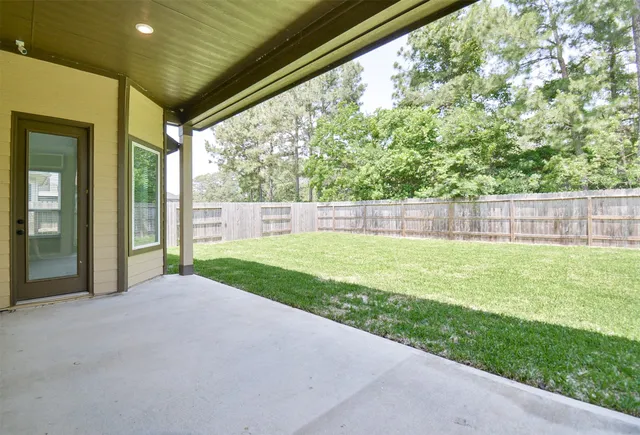 a view of a back yard