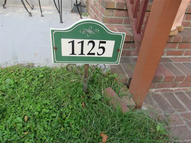 a sign broad on the side of a building