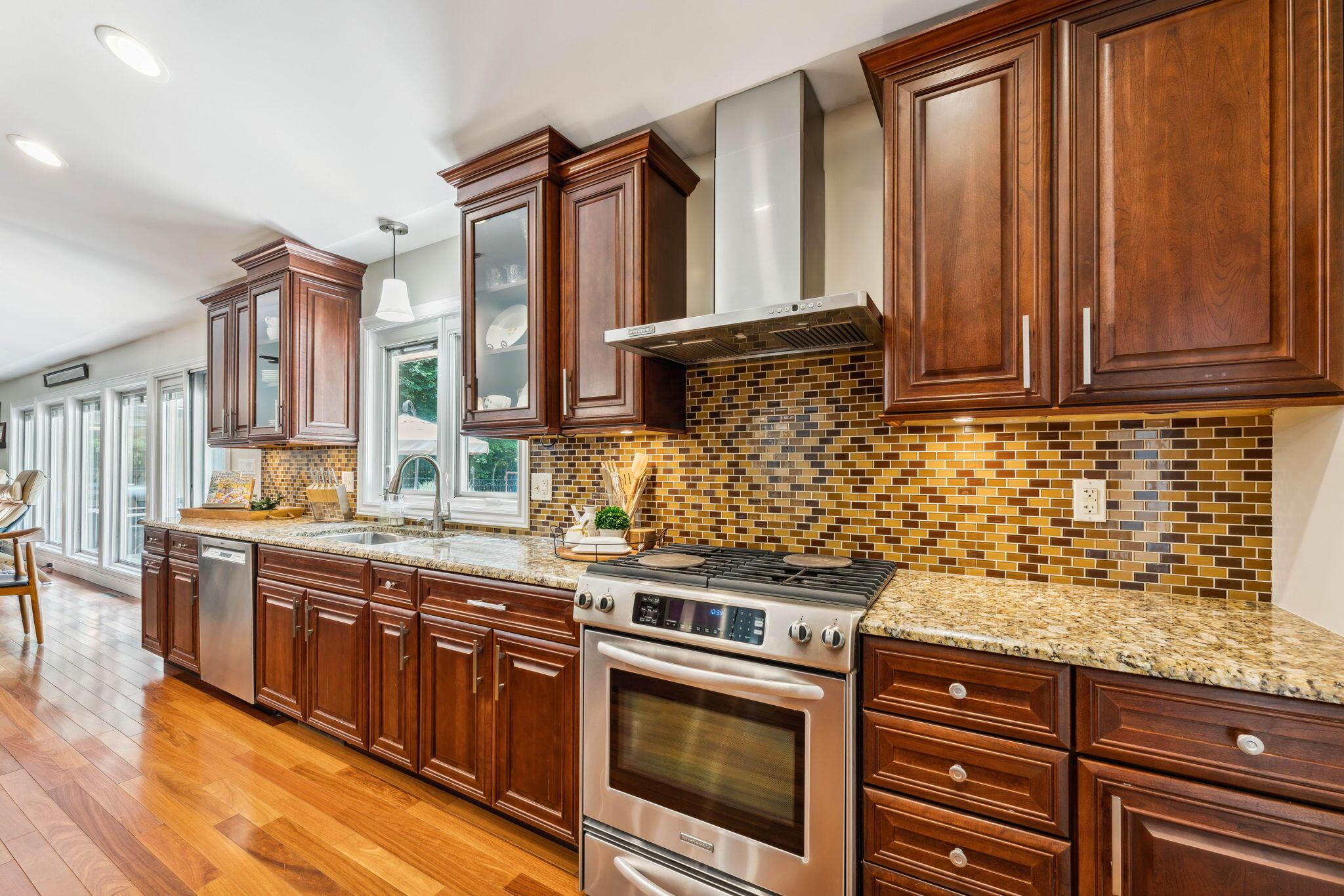 2423 Carriage Road Powell, OH 43065 - Photo 23 of 100 Stainless steel gas range and vent hood!