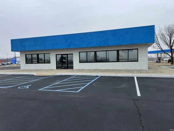 $625,000 | 2505 East North Street, Kendallville, IN 46755