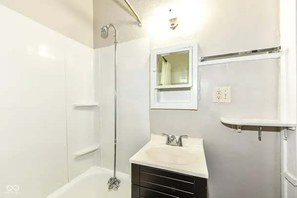 $925 | 590 Woodruff Pl E Drive, Unit 12, Indianapolis, IN 46201