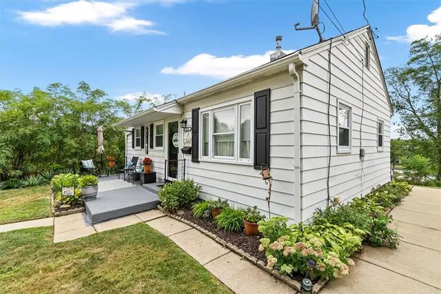 a view of a house with backyard and sitting area