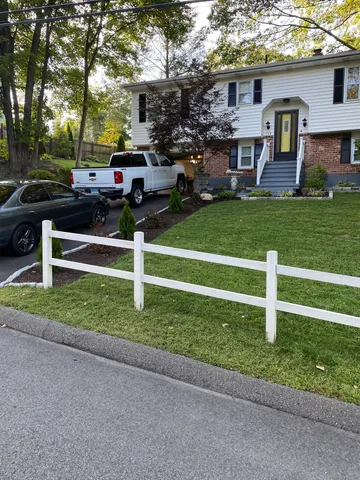 a view of a house with a yard