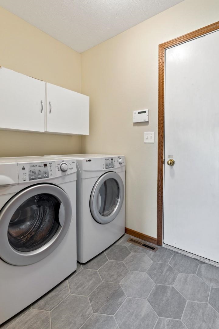 6682 North Point Road Rockford, IL 61108 - Photo 10 of 34 a utility room with dryer and washer
