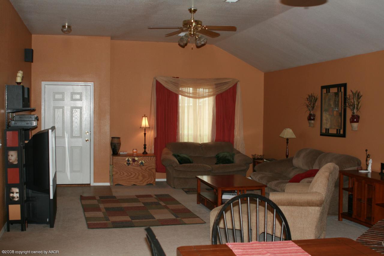 1107 Pikes Peak Drive Amarillo, TX 79110 - Photo 2 of 13 Living Room